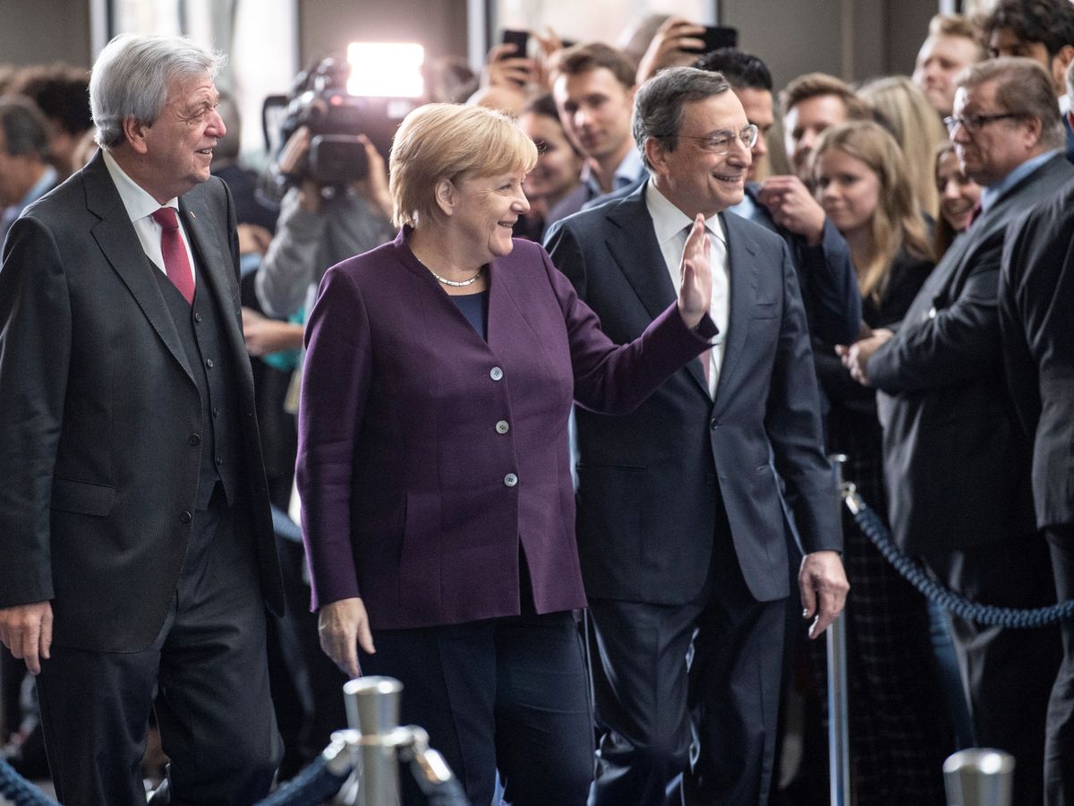 Foto: La canciller Merkel, junto a Mario Draghi en su despedida como presidente del BCE. (Reuters)