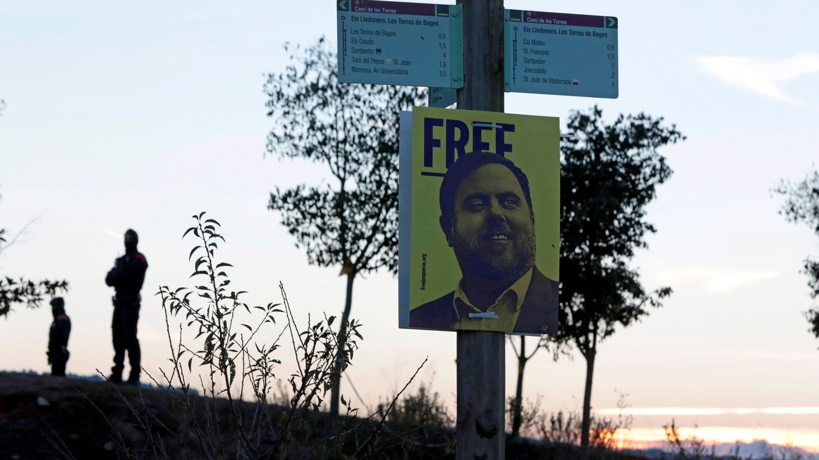 Foto: Un cartel con el rostro de Oriol Junqueras en el acto en el que el independentismo conmemoró el primer aniversario del encarcelamiento. (EFE)