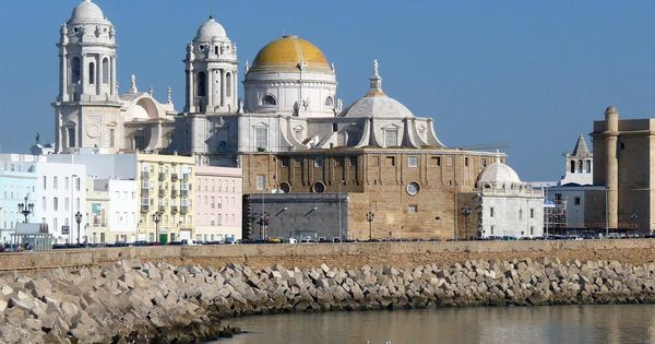 Foto: La catedral y el mar. (Foto: Cádiz Turismo)