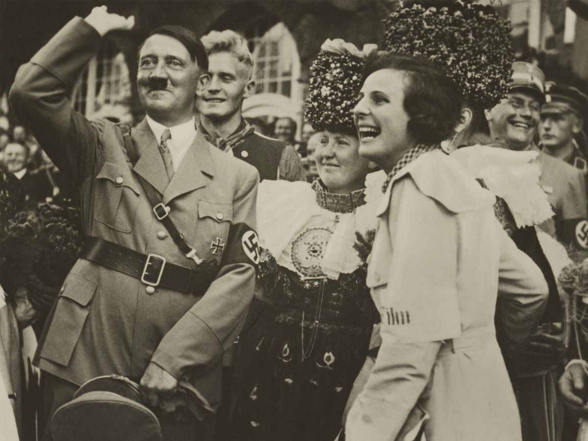 Foto: Hitler, pasándolo bien junto a su amiga Leni Riefenstahl en 1934. (Cordon Press)
