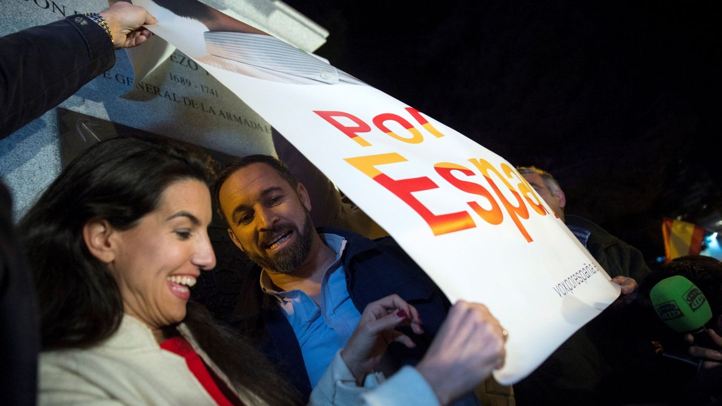 Santiago Abascal y Rocio Monasterio, líder de Vox en Madrid, durante el acto de inicio de campaña. (EFE)