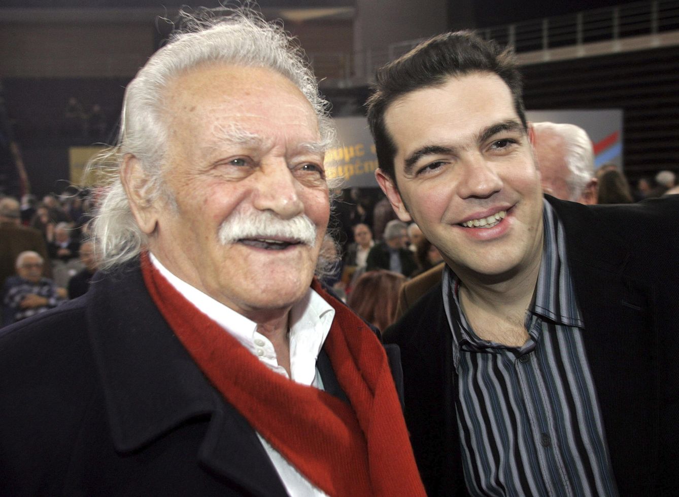 Una foto de archivo de Alexis Tsipras con el veterano Manolis Glezos (Ap)
