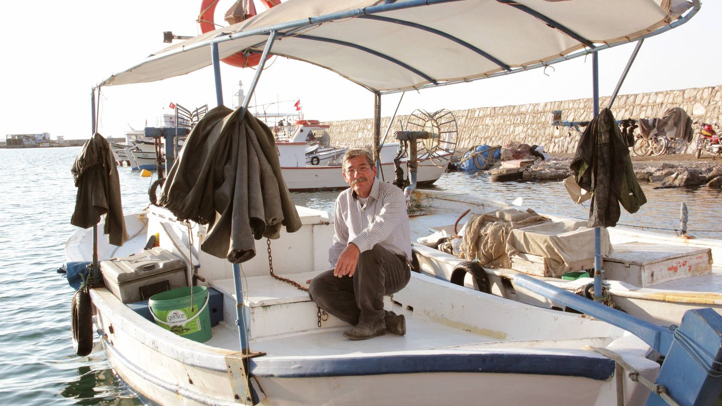 Feyzullah Aldirma, en su bote, después de una jornada de pesca. (P. Cebrián) 