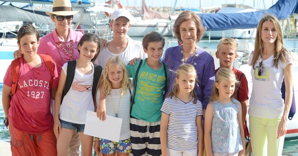 Foto: Esta es la última imagen de doña Sofía con sus ocho nietos. Fue tomada en Mallorca en 2013. (Gtres)