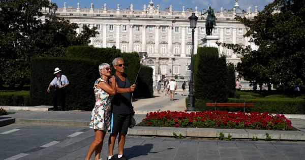 Foto: Turistas ante el Palacio Real de Madrid. (Reuters)