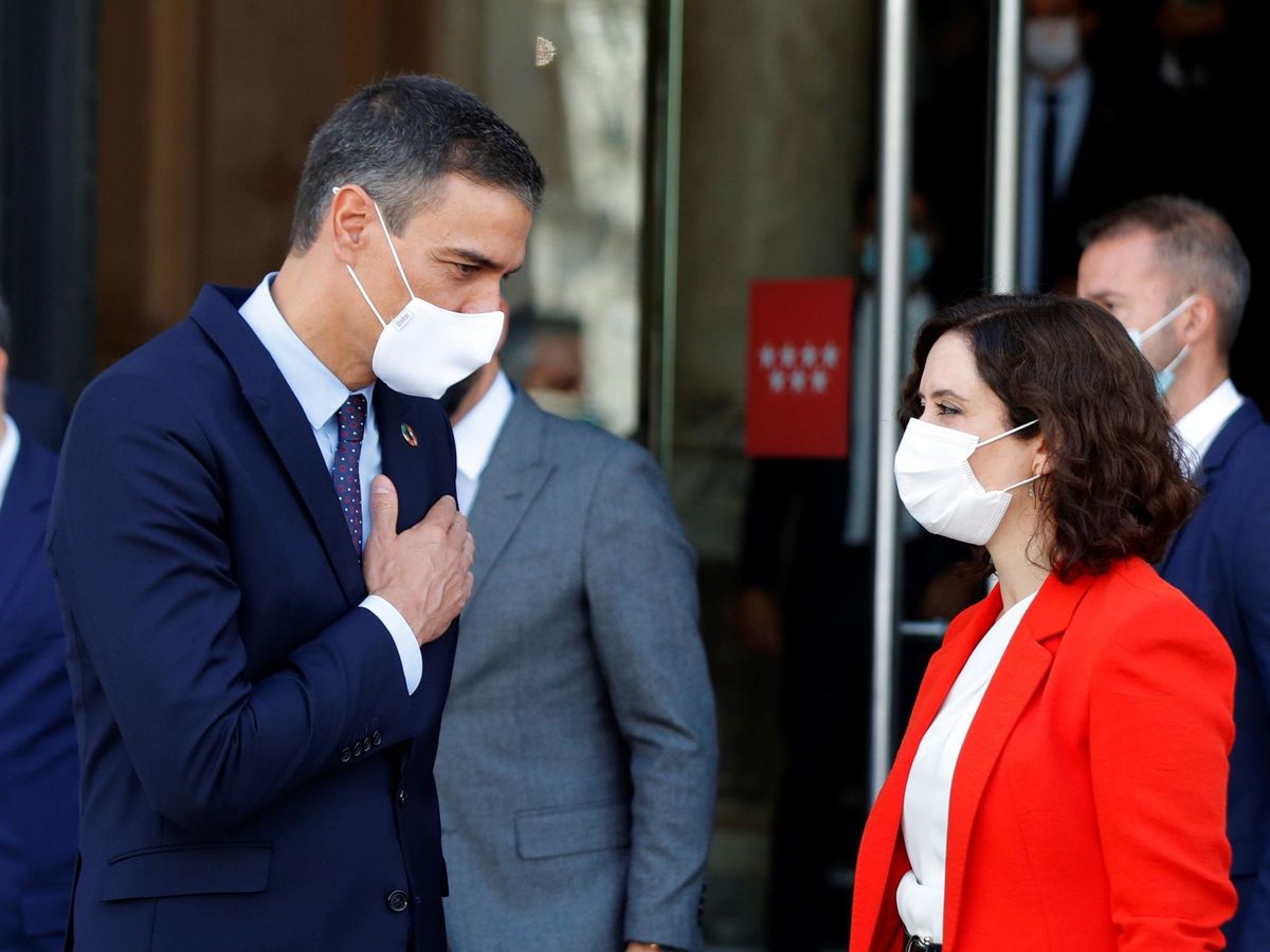 Foto: La presidenta de la Comunidad de Madrid, Isabel Díaz Ayuso, despide al presidente del Gobierno, Pedro Sánchez, tras la reunión del pasado lunes. (EFE)