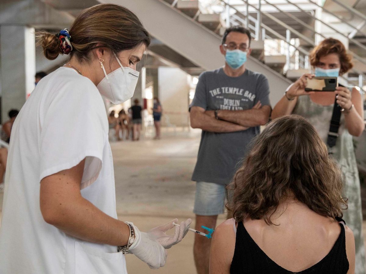 Foto: Una joven se vacuna en Murcia. (EFE)