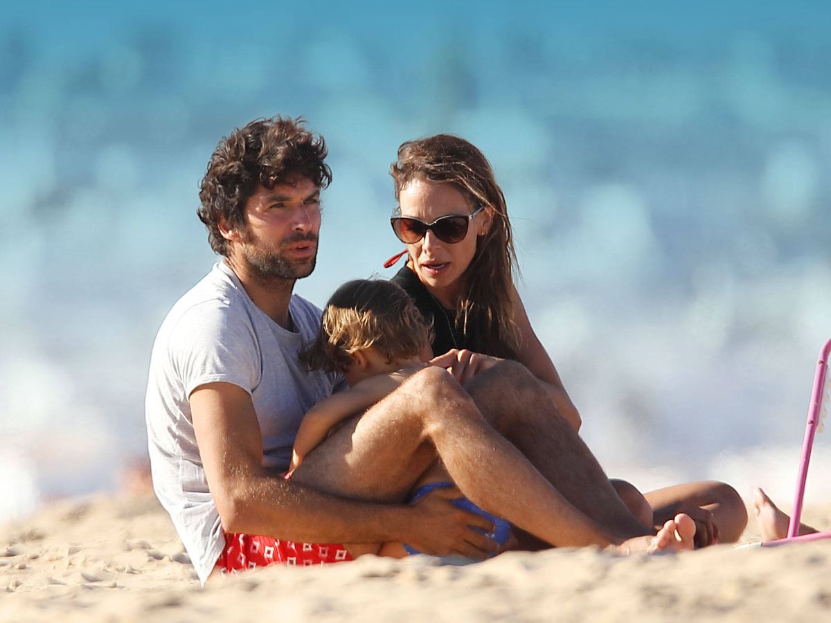 Foto: Cayetano Rivera y Eva González con su hijo en la playa. (Lagencia Grosby)
