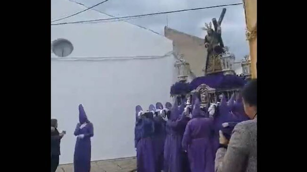 El momento viral de la Semana Santa en Baena (Córdoba): así acabó la cruz del paso