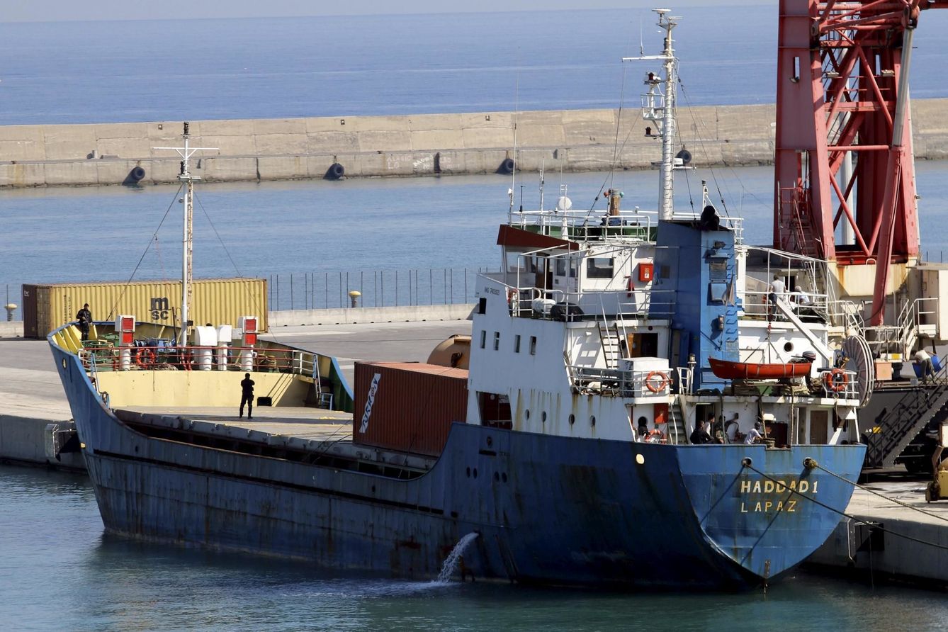El 'Haddad 1', retenido por los guardacostas griegos en el puerto de Heraclión, en Creta, el 2 de septiembre de 2015. (Reuters)