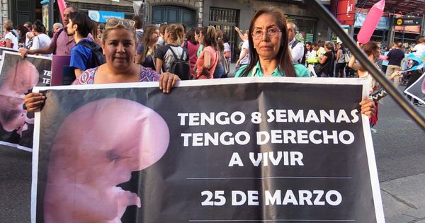 Foto: El aborto y su despenalización genera polémica (EFE/Toni Garriga)
