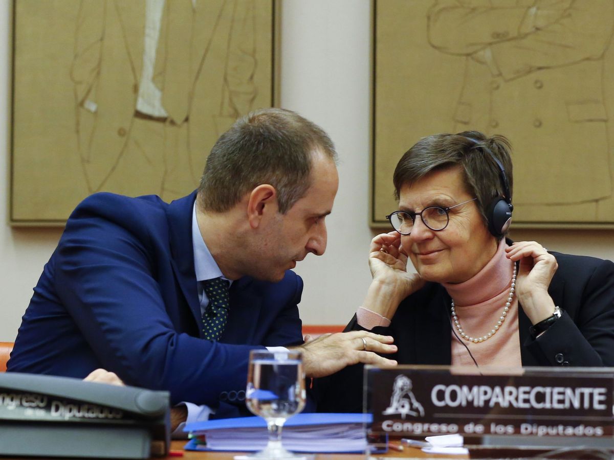 Foto: Elke König (d), presidenta de la Junta Única de Resolución, junto al presidente del FROB, Jaime Ponce. (EFE)