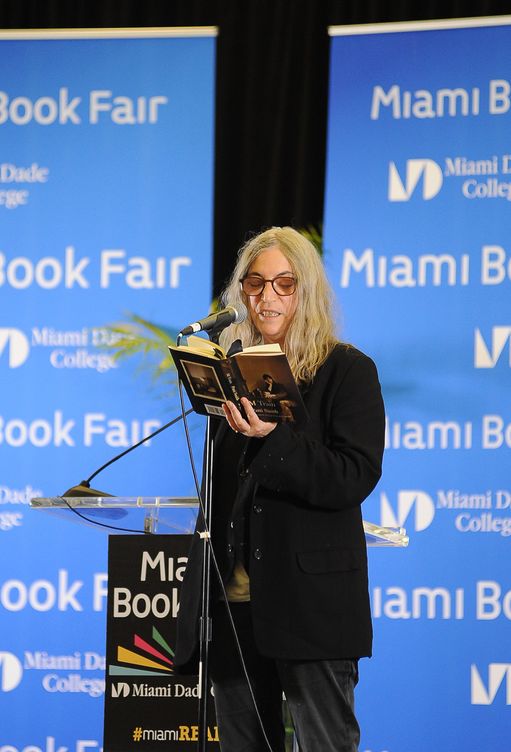 Patti Smith presentando sus memorias en la Feria del Libro de Miami (Efe)