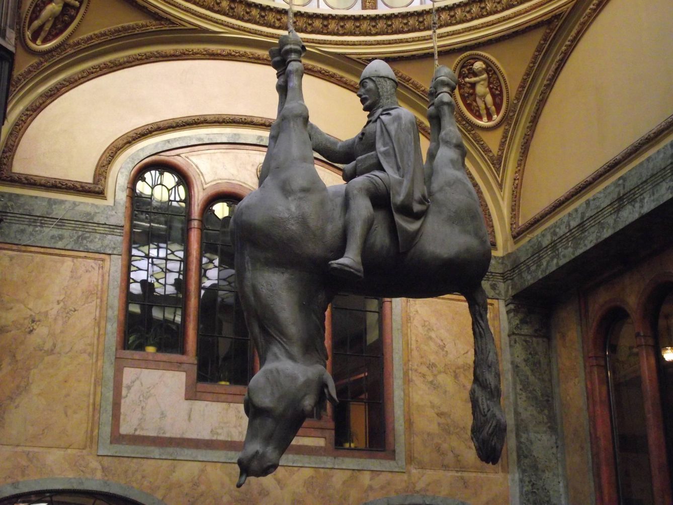 Escultura 'La estatua de San Wenceslao' de David ?erný en Praga. (Flickr: Fred Romero)
