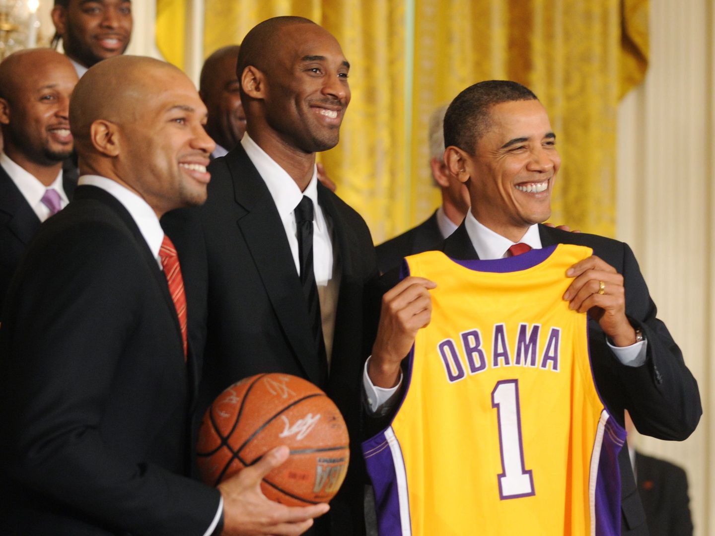 Kobe Bryant, con el expresidente Obama. (Reuters)