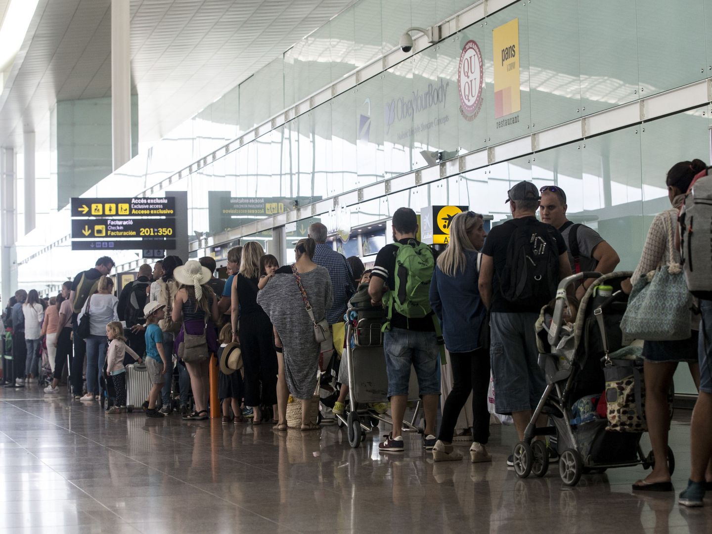 El aeropuerto de Barcelona-El Prat ha vuelto a registrar este viernes colas de hasta una hora. (EFE)