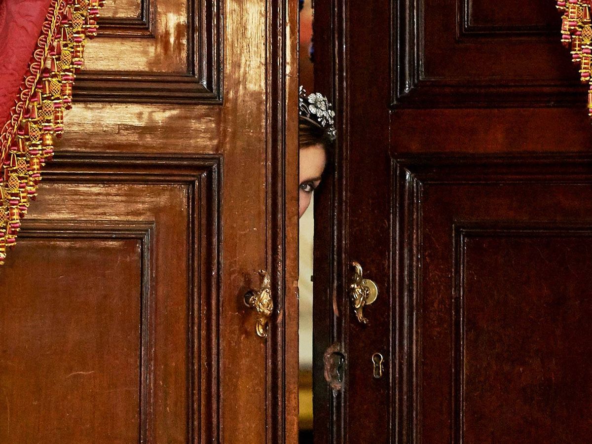 Foto: La reina Letizia, asomada a la puerta de palacio. (Limited Pictures)