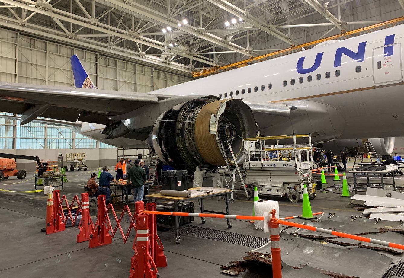 Foto: El Boeing 777 de United Airlines siendo inspeccionado tras el accidente. Foto: NTSB
