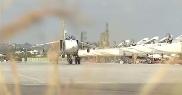 Foto: Captura de un vídeo de propaganda sobre cazas rusos en la base aérea de Khmeymim, en la provincia siria de Latakía. (Reuters)