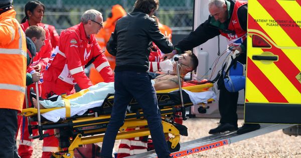 Foto: Tito Rabat estaba consciente cuando fue evacuado en ambulancia tras su caída en la curva 7 de Silverstone. (EFE)