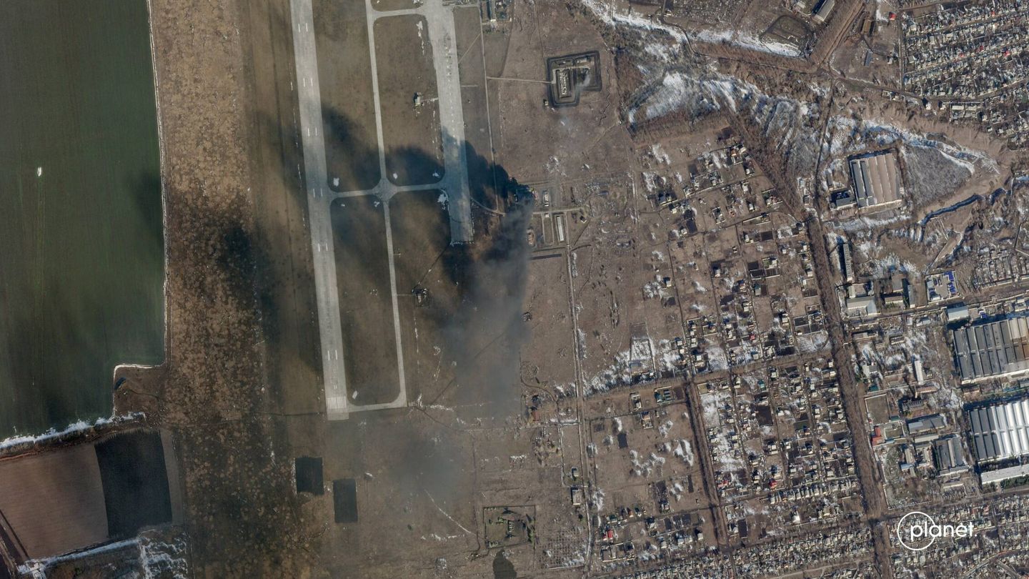 Imagen tomada por Planet Labs del bombardeo de la base aérea de Chuhuiv, en Járkov. 