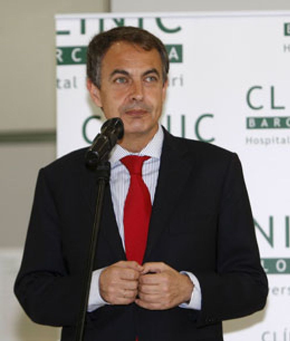Foto: Zapatero dice que el Rey se encuentra "muy bien"