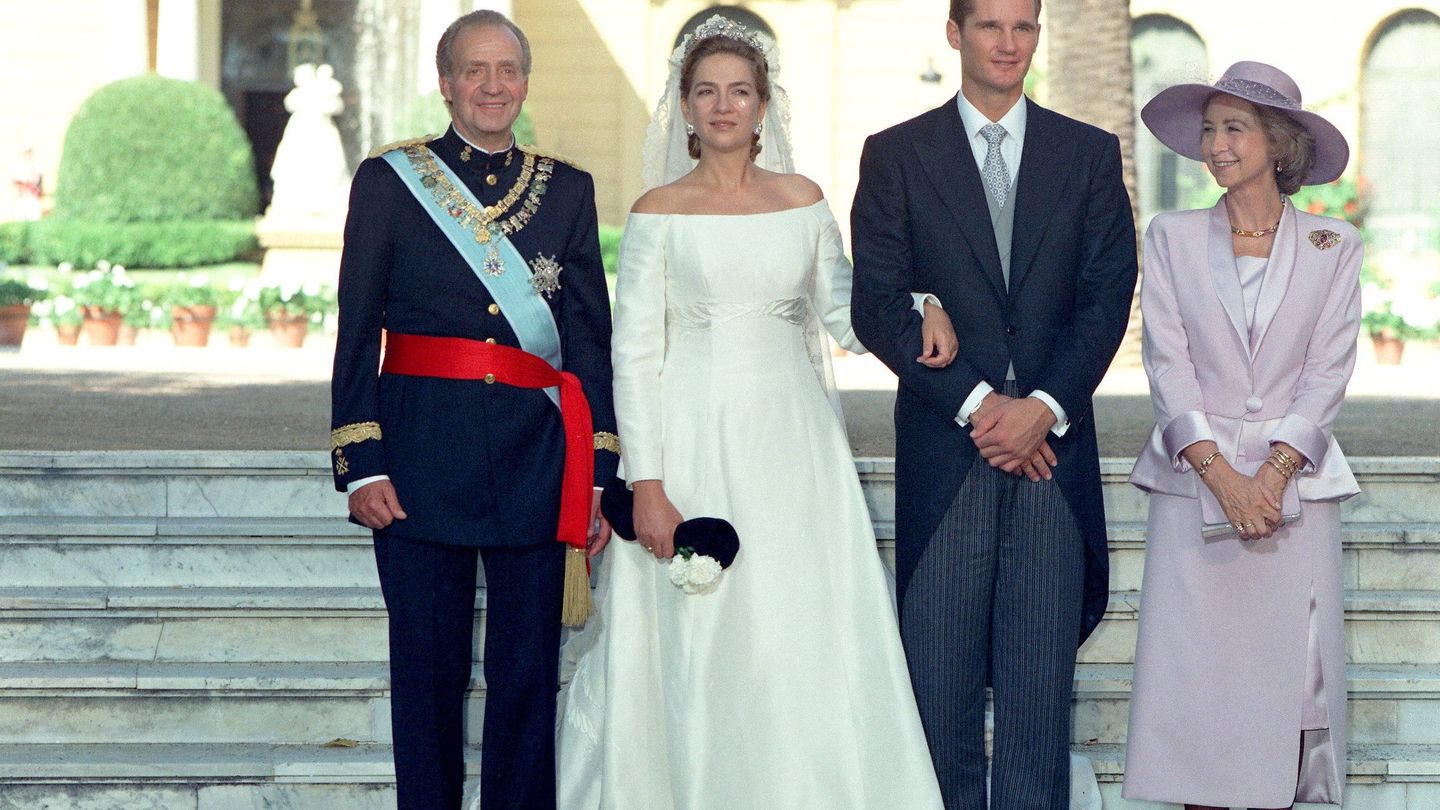 De izquierda a derecha, el rey Juan Carlos, la infanta Cristina, Iñaki Urdangarin y la reina Sofía, en la boda. (EFE)