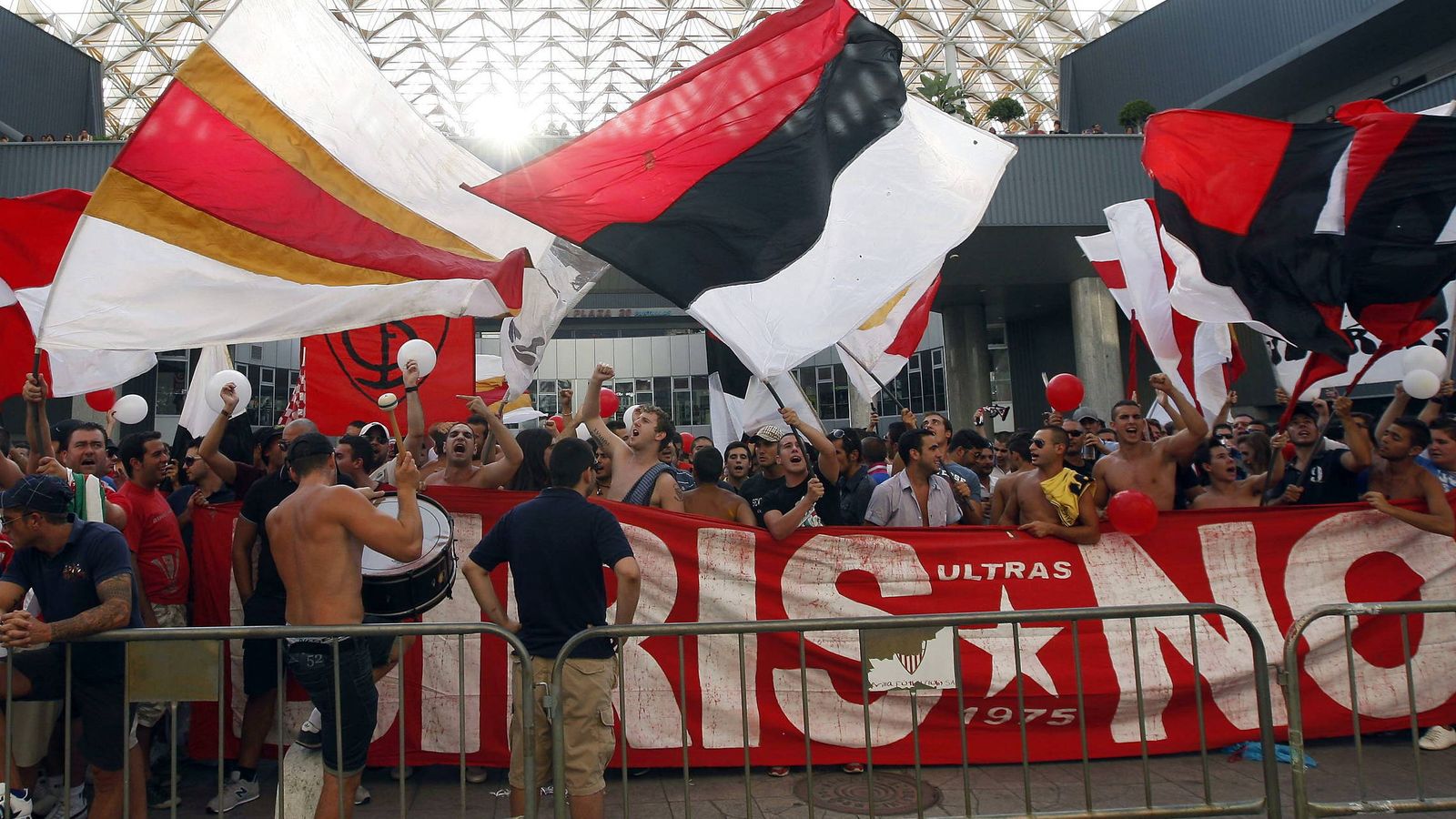 Foto: Un grupo de aficionados, la mayoria de la peña 'Biris Norte', en una protesta contra el expresidente del Sevilla FC, José María del Nido. (EFE)