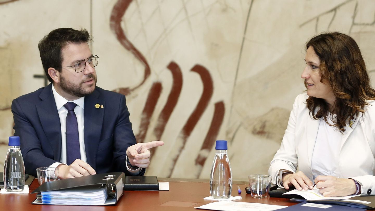 El presidente de la Generalitat, Pere Aragonès, acompañado por la 'consellera' de la Presidencia, Laura Vilagrà. (EFE/Andreu Dalmau)