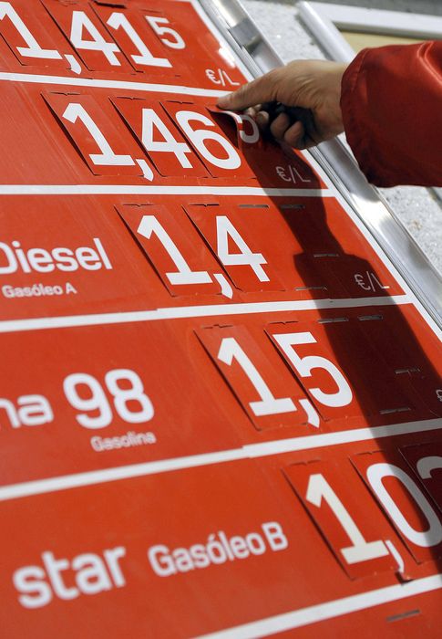 Foto: Un panel de precios de una gasolinera (Efe)