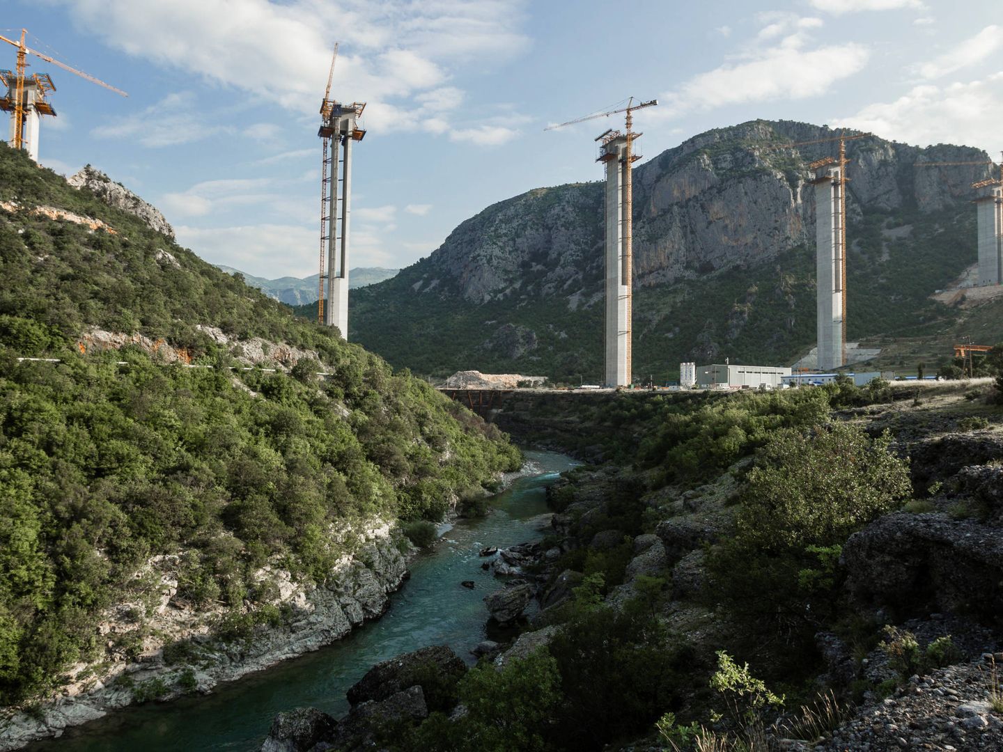 Pilares de hormigón sobre el río Moraca en las obras de la autopista Bar-Boljare en Bioce, Montenegro. (Reuters)