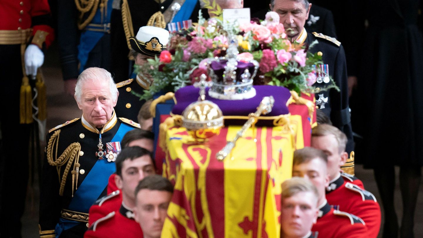 El rey Carlos III y miembros de la familia real detrás del féretro de la reina Isabel II. (Reuters/Pool/Danny Lawson)