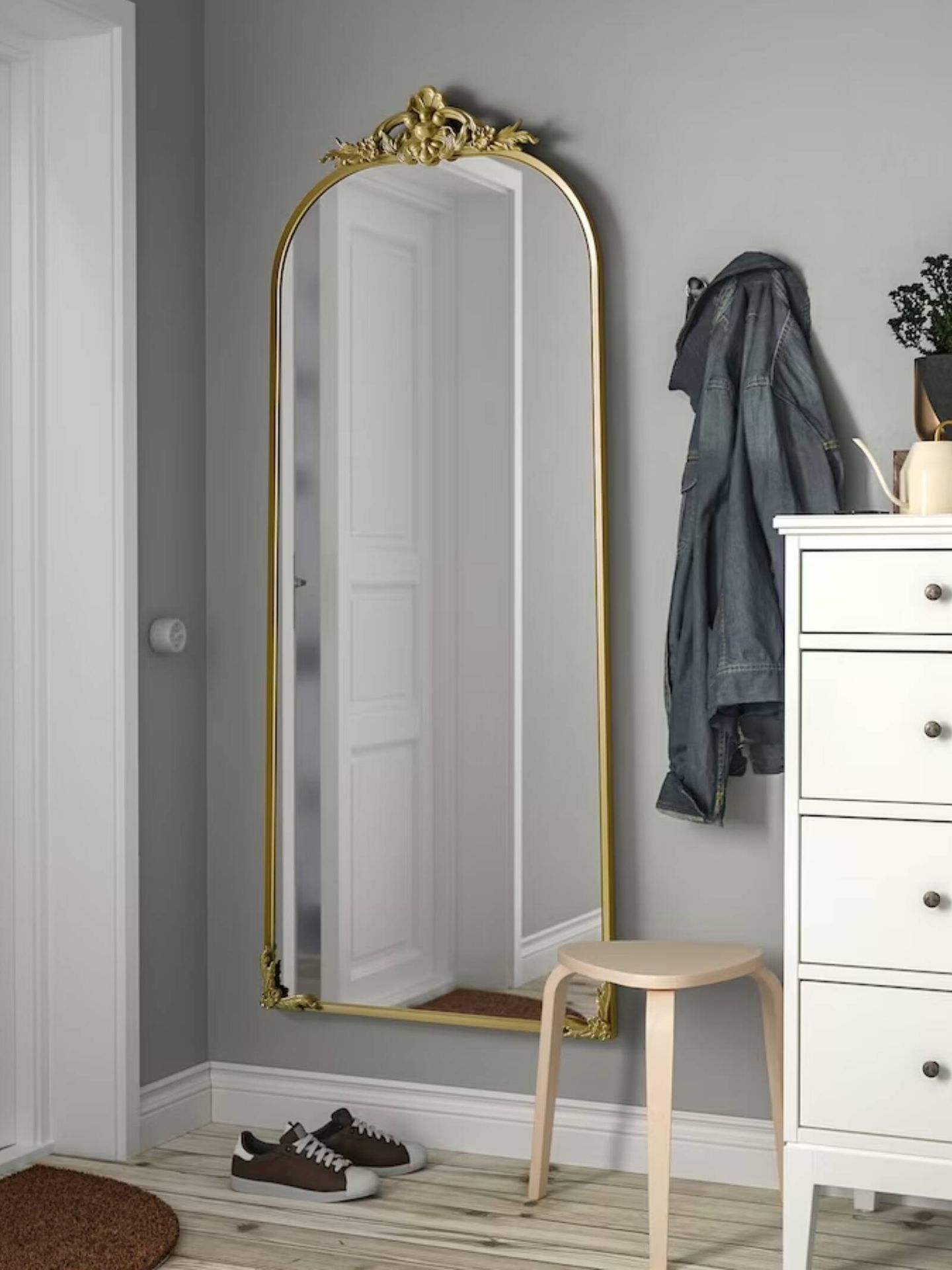 Un espejo dorado. (Cortesía/Ikea)