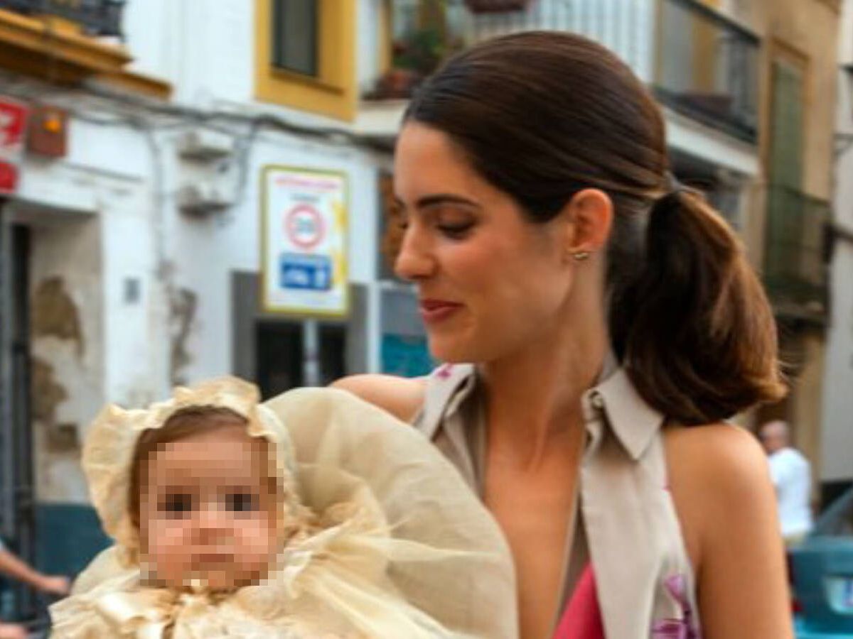 Foto: Sofía Palazuelo con su segunda hija el día del bautizo. (Cordon Press)