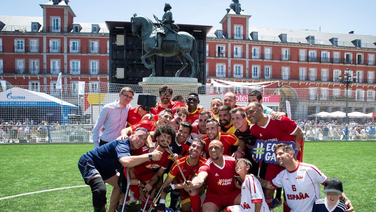 Algunos exfutbolistas en el campo de fútbol habilitado en 2019 en la Plaza Mayor de Madrid. (EFE)