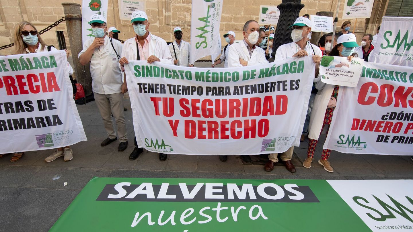 Protesta de sanitarios en Málaga. (EFE /Raúl Caro)