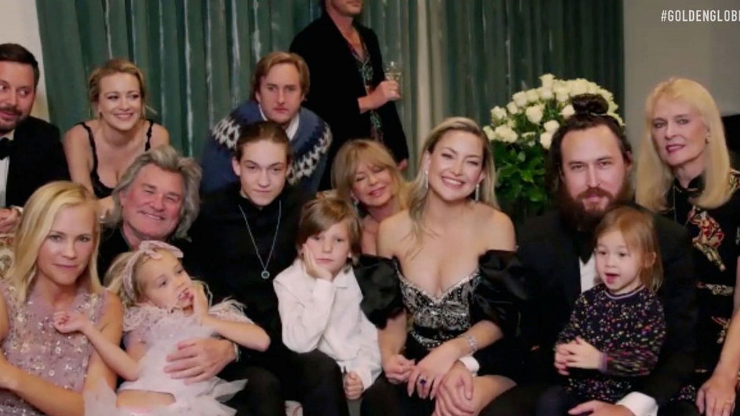Kate Hudson, Kurt Russell, Goldie Hawn y su familia, en la ceremonia de entrega número 78 de los Globos de Oro. (Reuters)