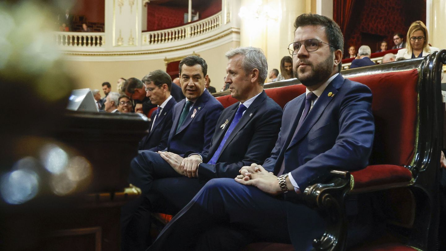 Los presidentes Juanma Moreno, Alfonso Rueda y Pere Aragonés en el Senado. (EFE/Juan Carlos Hidalgo) 