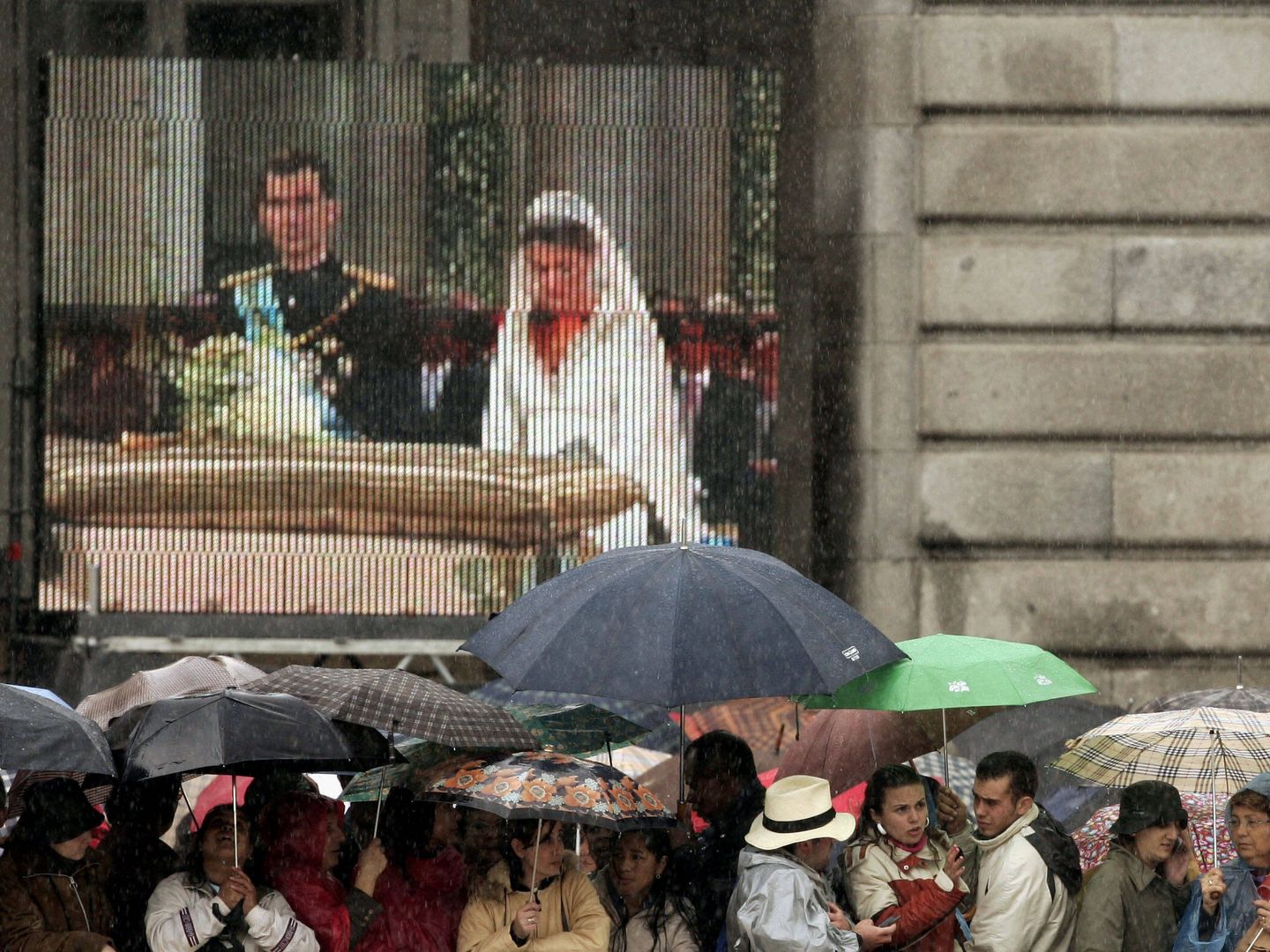 Un gran número de personas siguió en directo la boda cerca de la catedral de la Almudena y bajo una fuerte lluvia. (Getty/Pascal Le Segretain)