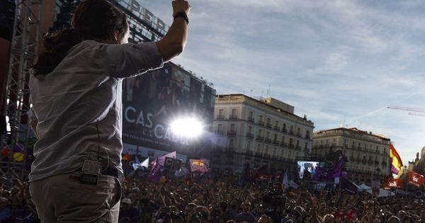 Foto: El líder de Podemos, Pablo Iglesias, interviene, en la Puerta del Sol de Madrid, en la concentración convocada en favor de las mociones de censura contra el jefe del Ejecutivo, Mariano Rajoy. (EFE)