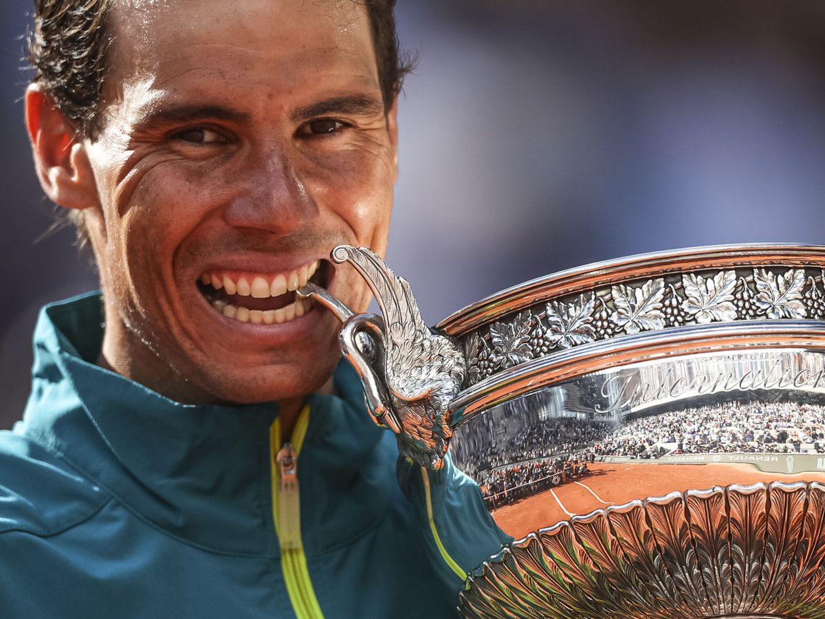 Foto: Rafael Nadal, con el trofeo de Roland Garros. (EFE/EPA/Martin Divisek)