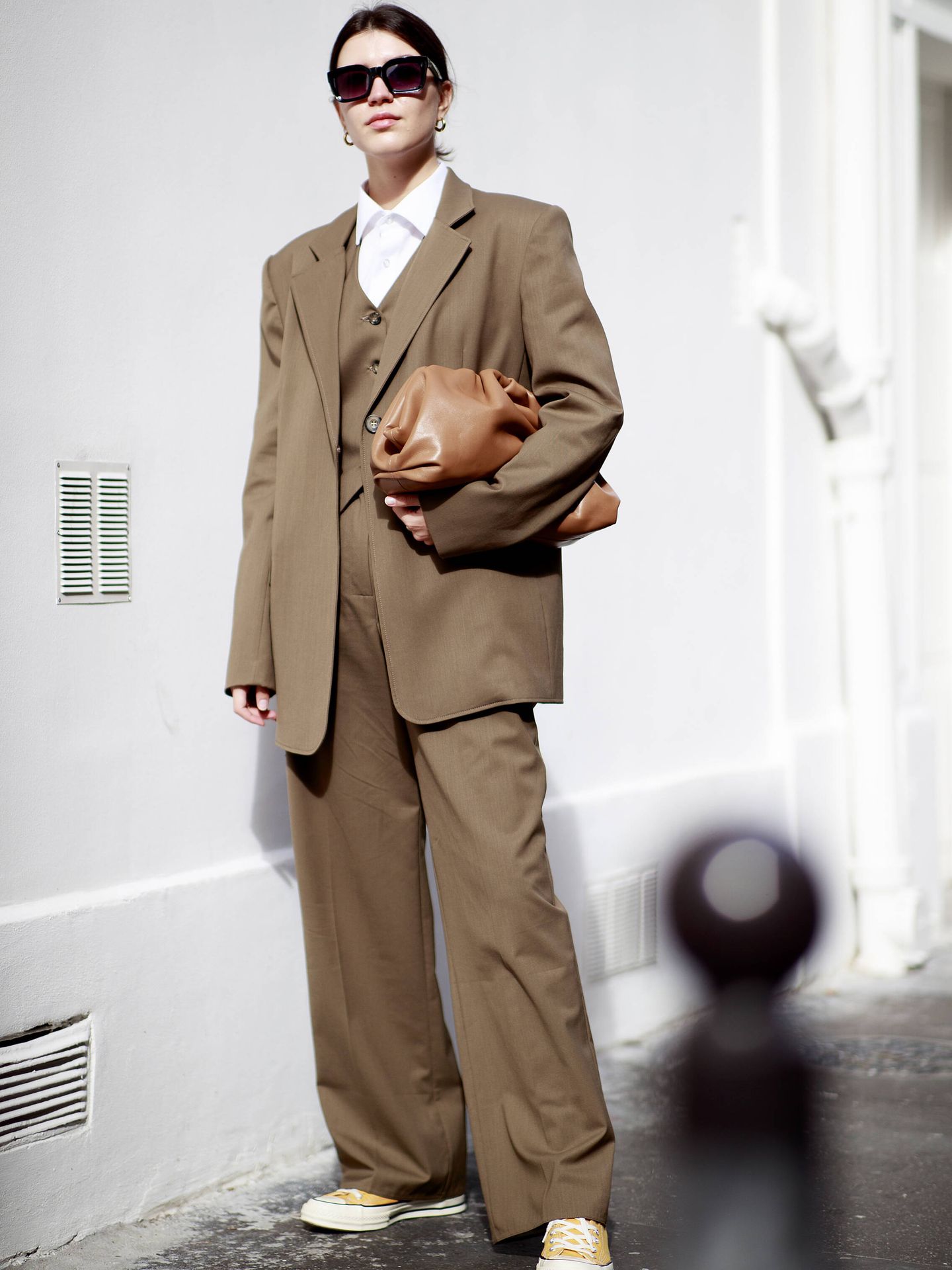 Una prescriptora en París con un traje marrón. (Imaxtree)