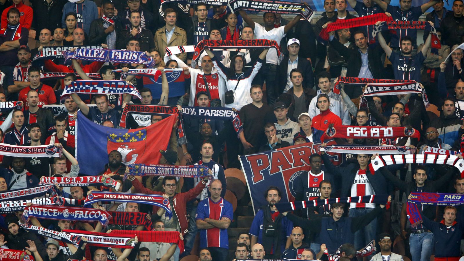 Foto: Imagen de aficionados del París Saint Germain durante un partido disputado en el Parque de los Príncipes (Reuters)