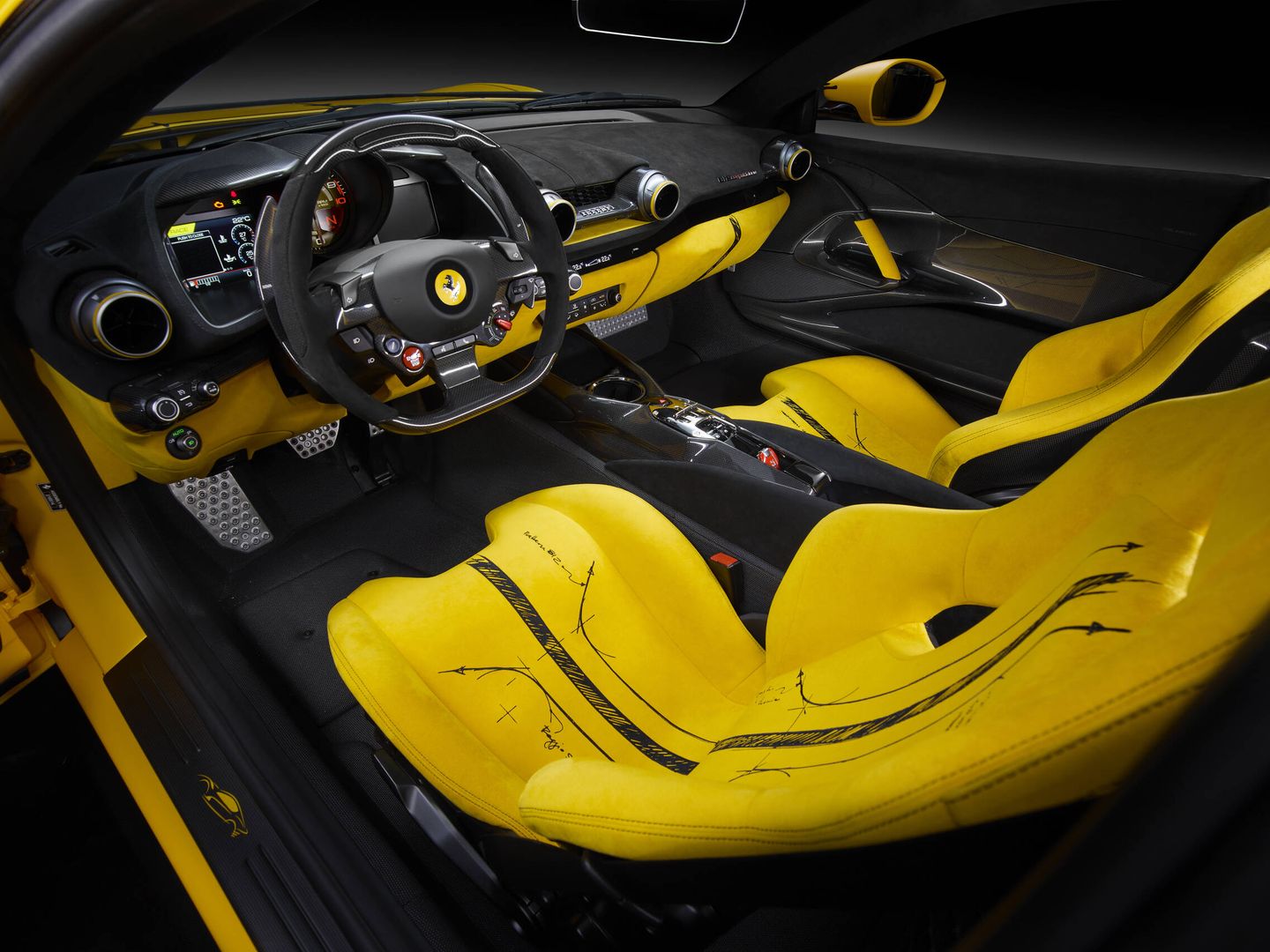 El interior, a juego con el exterior, es una combinación de las tonalidades amarilla y negra.