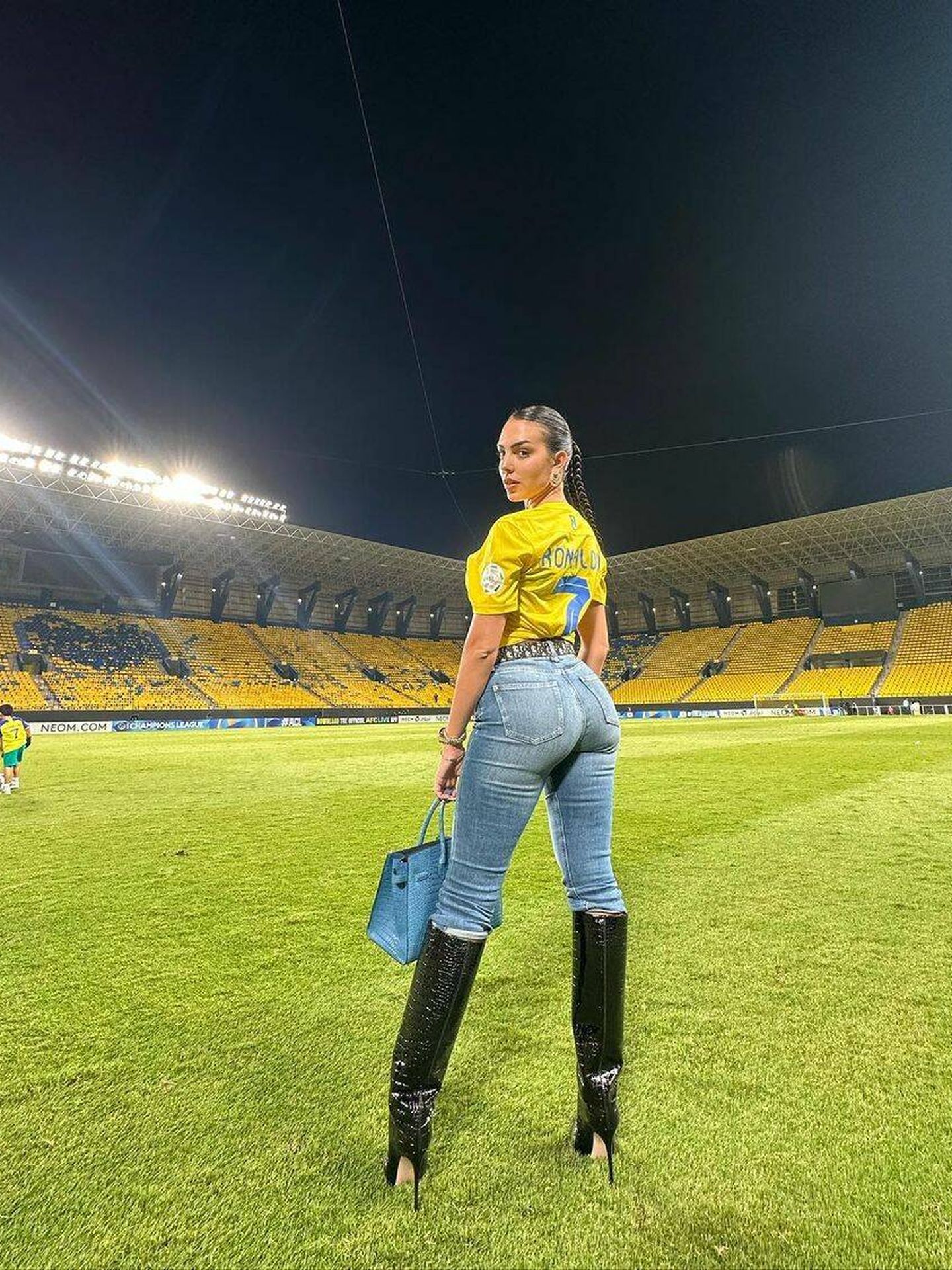 Georgina Rodríguez, apoyando a Cristiano durante un partido. (Instagram/@georginagio)