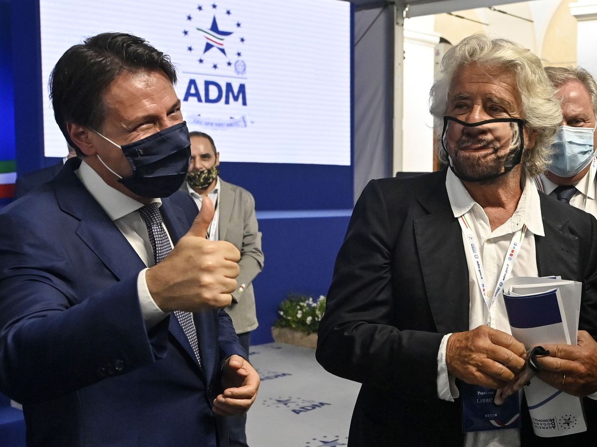 Foto: El ex primer ministro Giuseppe Conte (izq.) junto al fundador del M5S, Beppe Grillo. (EFE)