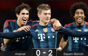 El Bayern suda para ganar a un Arsenal al que Özil dejó con 'nueve'