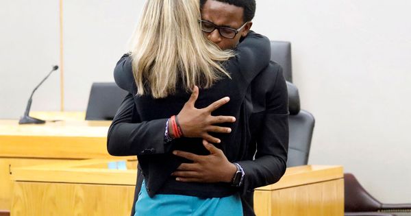 Foto: Brandt Jean, de solo 18 años, quiso abrazar a la mujer que mató por error a su hermano (Reuters/Tom Fox)