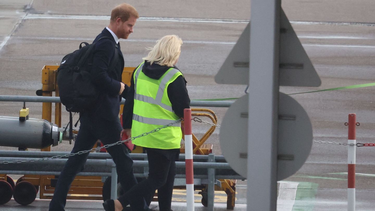 El príncipe Harry, en el aeropuerto. (Reuters)