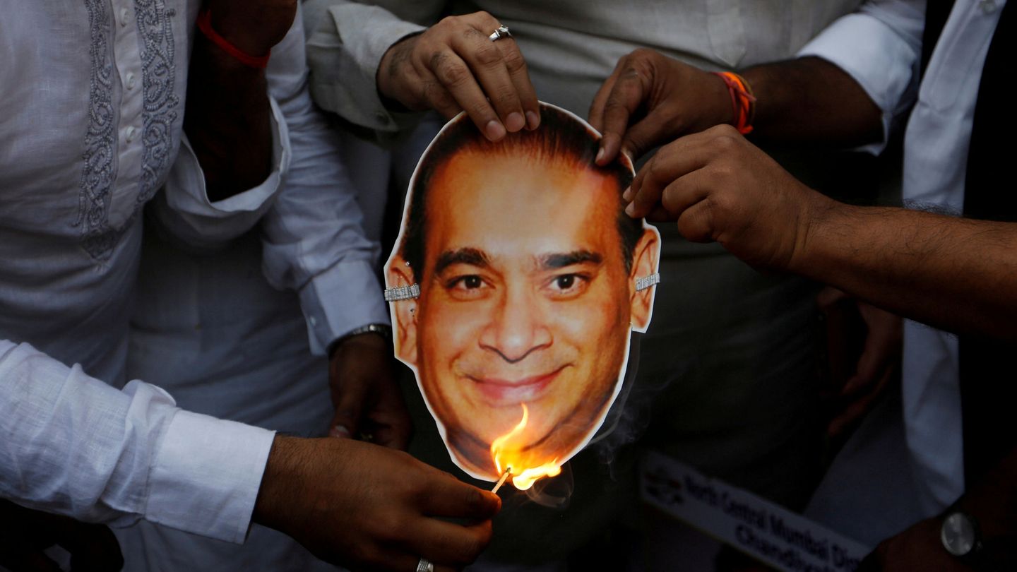 Varios activistas protestan en India quemando una careta de Nirav Modi. (Reuters)